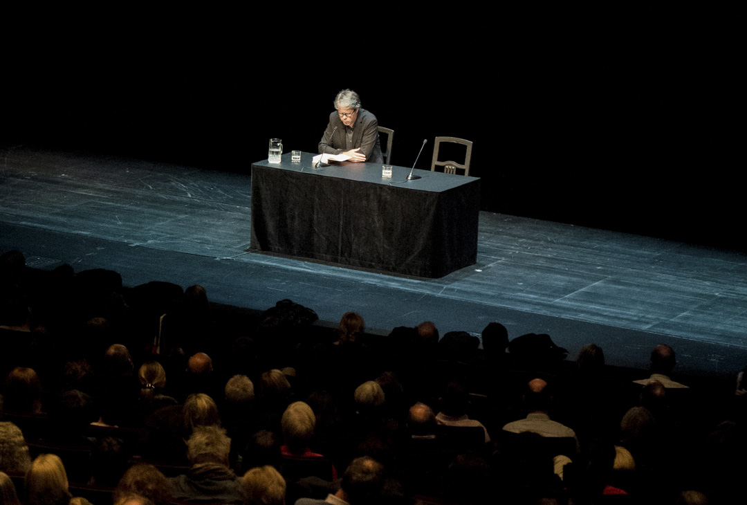 2015年10月15日,美國作家強納森·法蘭岑(Jonathan Franzen)在德國法蘭克福的Schauspielhaus劇院朗讀他的小說。
