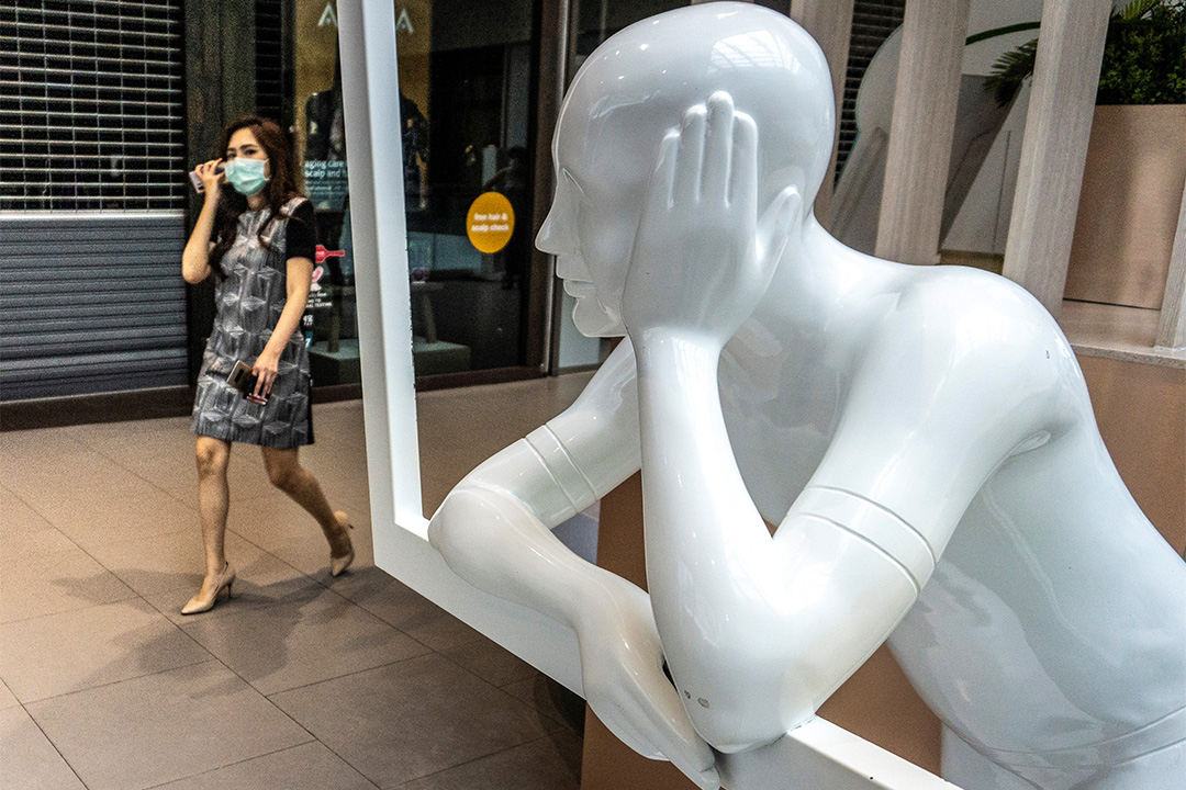 2020年4月7日,一名戴著口罩的婦女進入一家購物中心,該購物中心於2020年4月7日在曼谷關閉,以預防2019冠狀病毒的傳播。