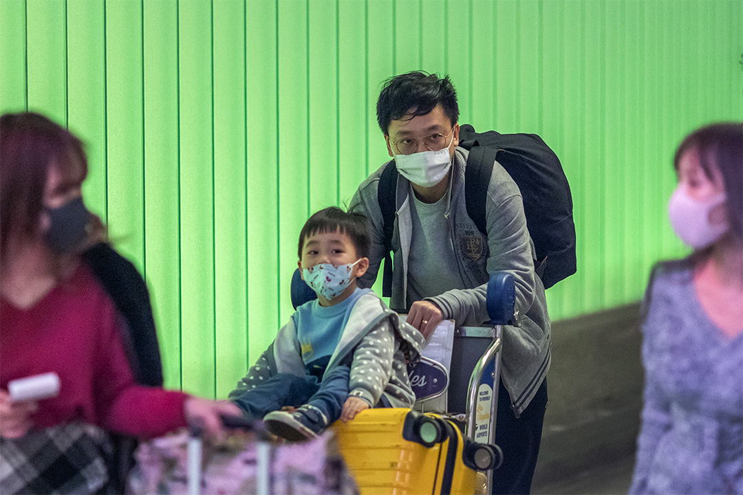 2020年2月2日,加州的旅客戴著口罩到达布拉德利国际机场。