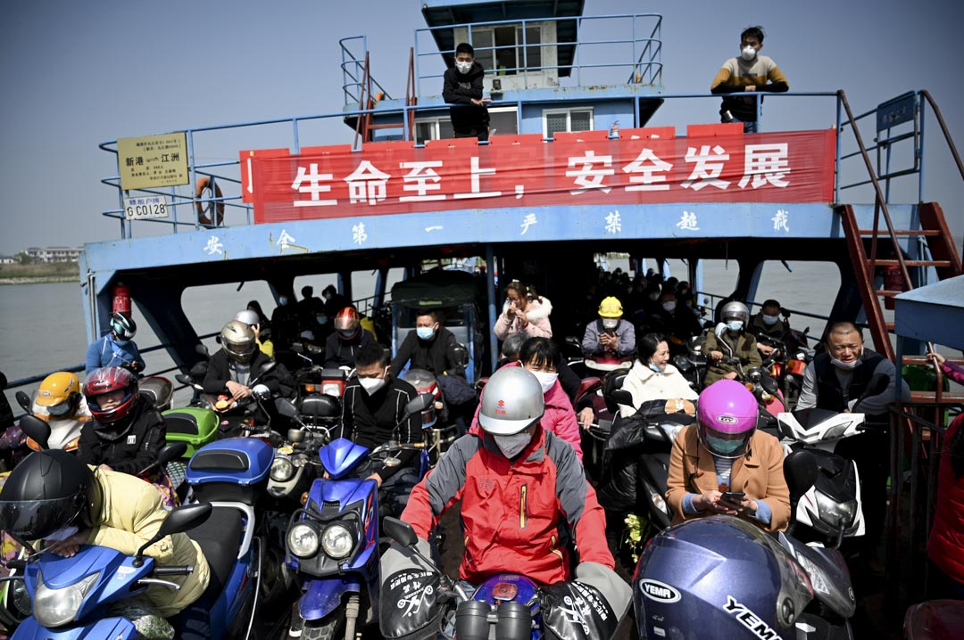 2020年3月14日湖北，戴著口罩的乘客乘船渡過長江，到達中國江西省九江市的鄉鎮。