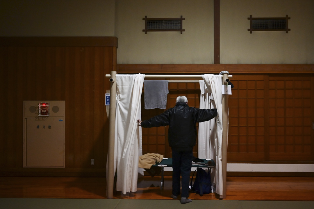 2020年4月13日,日本神奈川縣政府安排一些無家可歸的人在柔道體育館休息。