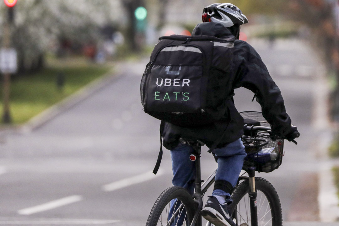 2020年4月1日，美国华盛顿州国会山附近，一名Uber Eats外送员乘单车送餐中。