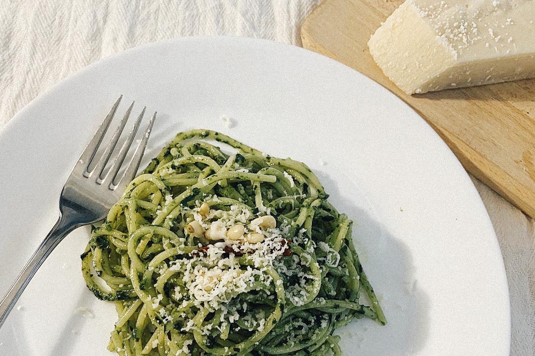 青醬意麵加parmesan cheese。
