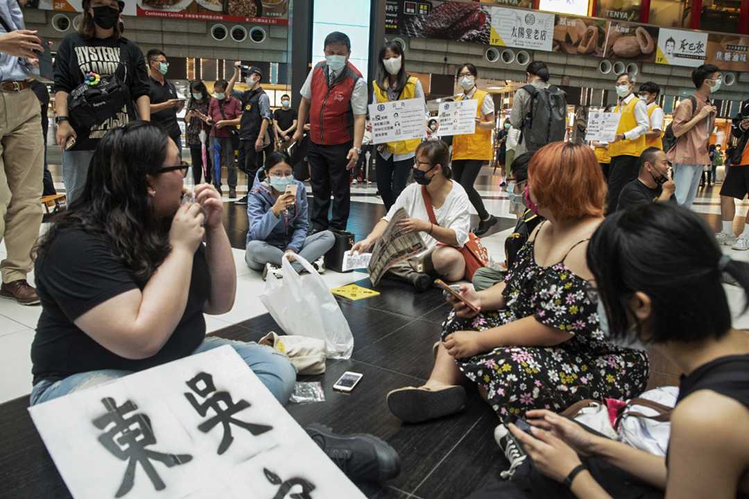 2020年5月23日,市民在台北車站大堂靜坐。