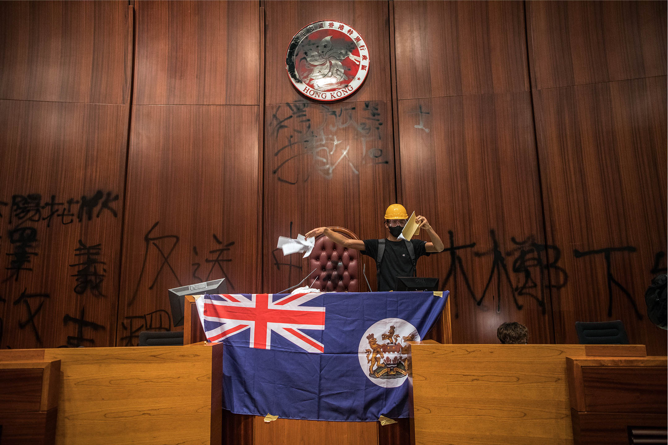 2019年7月1日香港,示威者佔領立法會,並在議事廳撕毀基本法抗議。