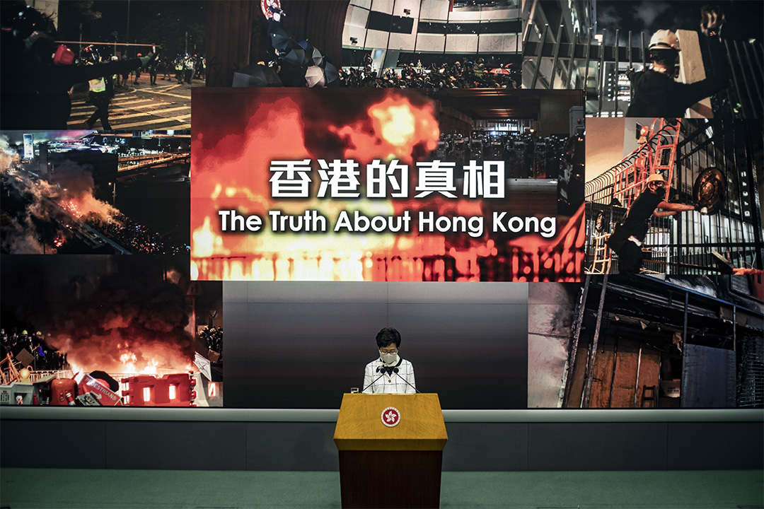 2020年5月15日香港,林鄭月娥在政總舉行記者會, 記者會選用「香港的真相」為背景。