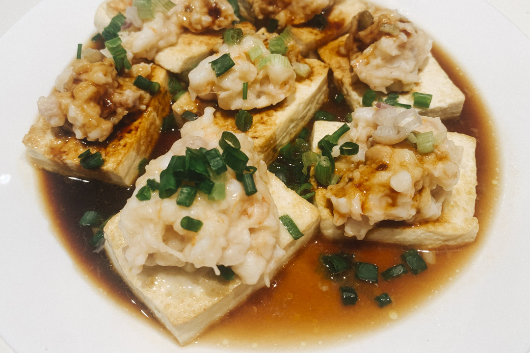 廣東家常菜蝦膠蒸豆腐。