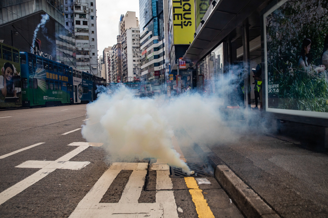 2020年5月24日,市民在香港岛一带发起反对国安法及国歌法游行,防暴警以催泪弹驱散。