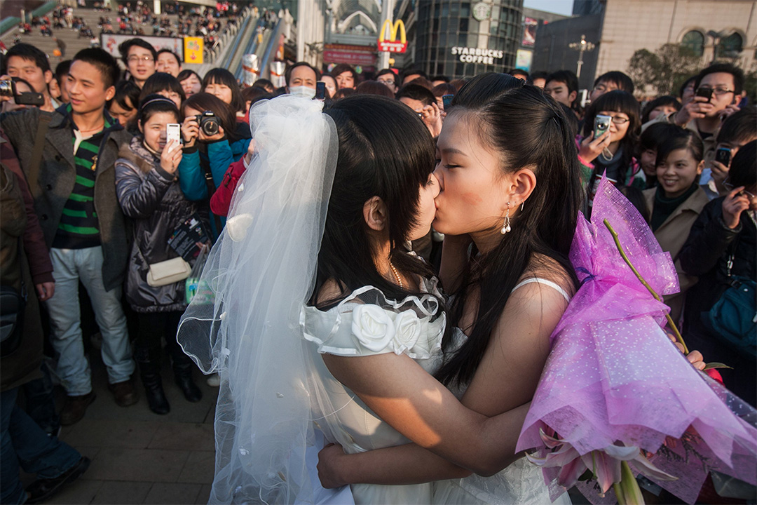 在2011年3月8日湖北省武漢市,一對同性戀人在他們的婚禮上親吻。