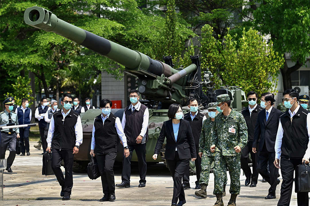 2020年4月9日,台灣總統蔡英文在台南的一個軍事基地,戴著口罩與官員和軍人一起參觀。