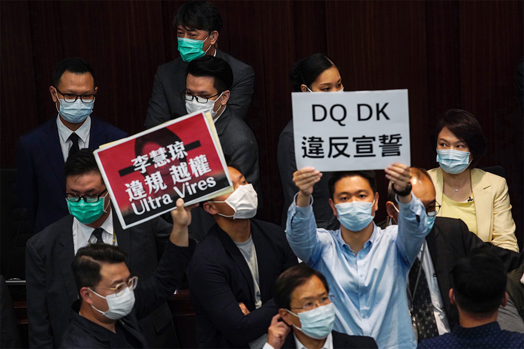 2020年5月8日,立法會內務委員會特別會議在下午2時半召開。現任內會主席李慧瓊早在一個多小時前已經進入會議室,坐在主席台,副主席郭榮鏗一度走到台前,與李慧瓊對話。
