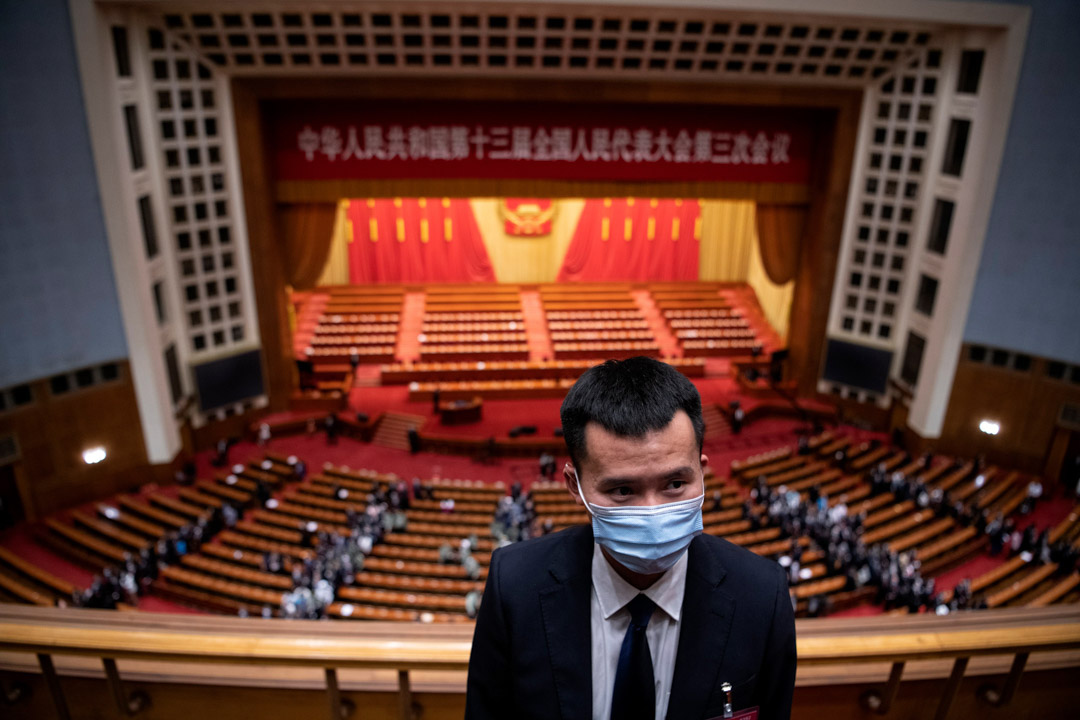 2020年5月25日,北京人民大會堂舉行的全國人民代表大會第二次全體會議之後,一名保安繼續工作。