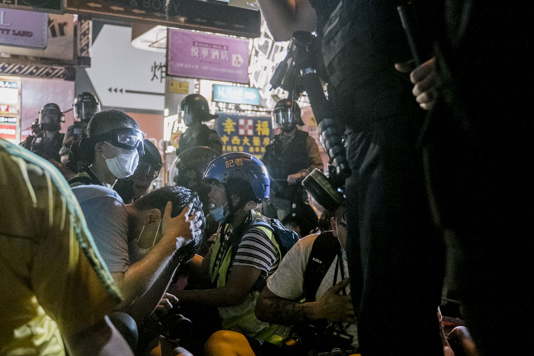 2020年5月10日晚上,防暴警察在旺角示威現場將記者包圍在數平方米的空間內。