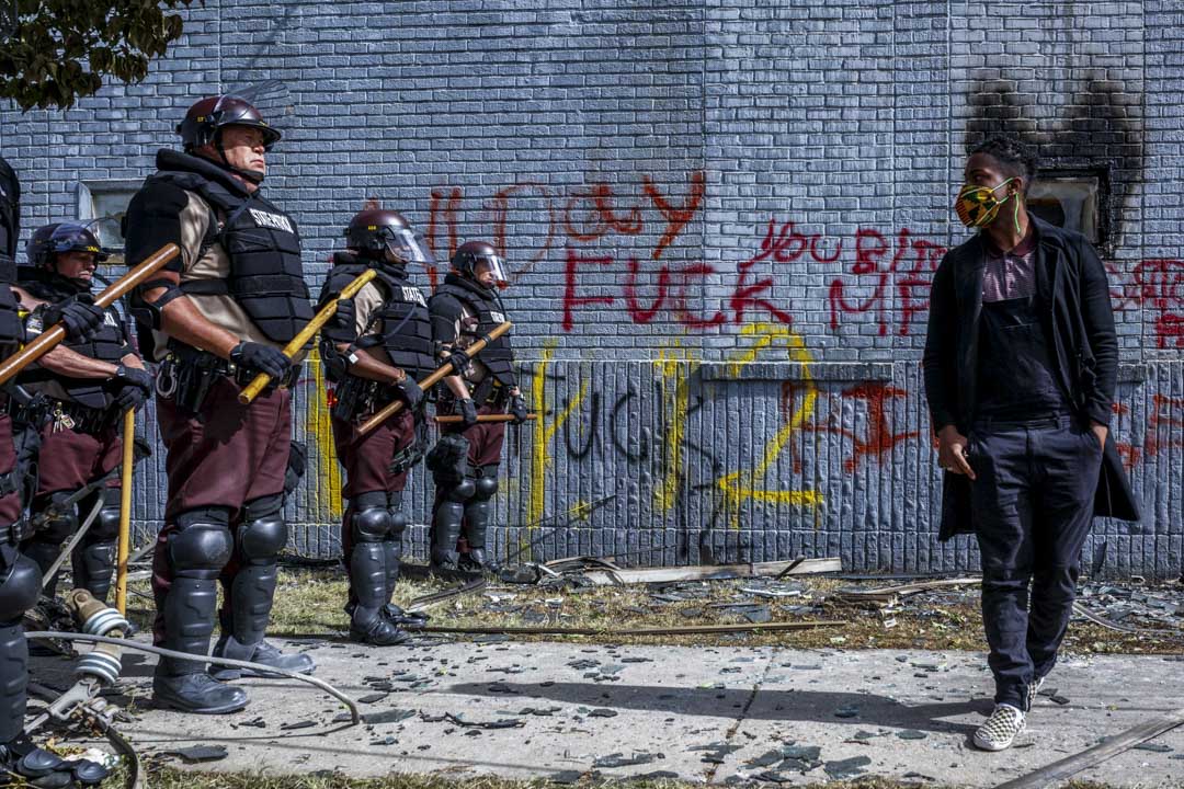2020年5月29日美國明尼蘇達州阿波利斯市,抗議者與明尼蘇達州州警察對峙,抗議者要求為警察拘留中死亡的喬治·弗洛伊德(George Floyd)伸張正義。