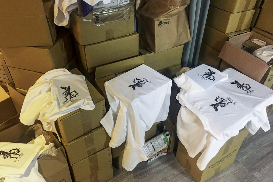 赶工到一半的手工绢印影展T恤。图案由前鹿特丹影展策展人葛江・祝鸿(Gertjan Zuilhof)设计。因为疫情导致影展延期后,TIDF团队有更充裕时间可以以手工印刷图案。