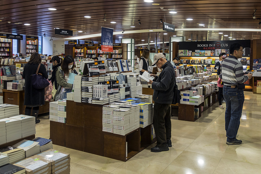 2016年3月19日敦南誠品，顧客在誠品書店內看書。