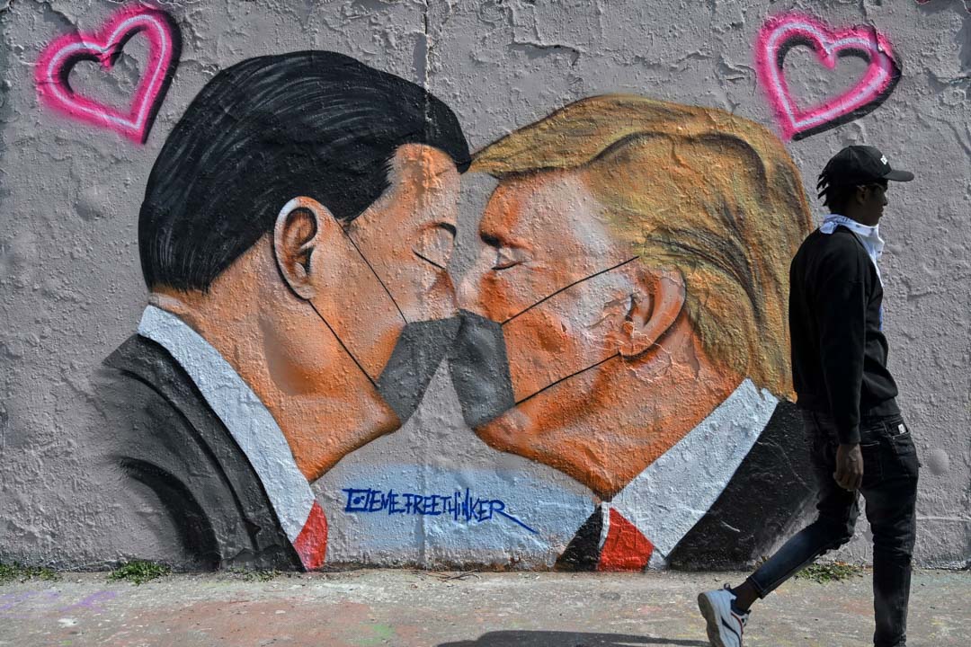 2020年4月28日,德國柏林,塗鴉藝術家Eme Freethinker的壁畫繪畫了美國總統特朗普與中國國家主席習近平的肖像。
