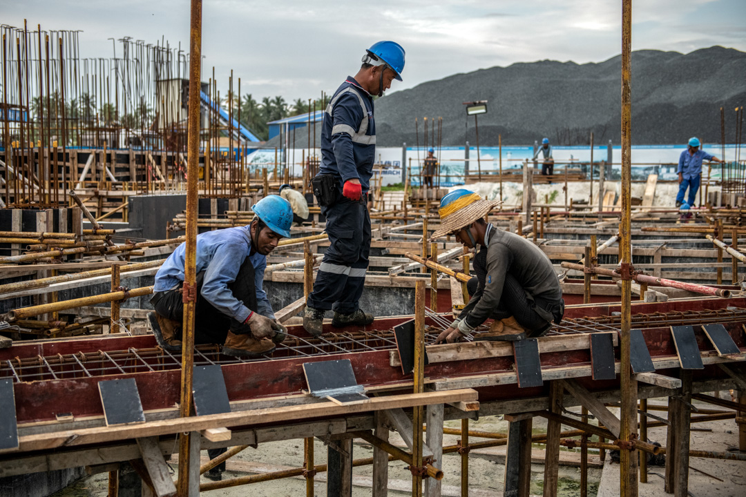 2019年12月13日,胡鲁马累上一个由中国建筑公司投资的基建项目,建筑工人正在工作。
