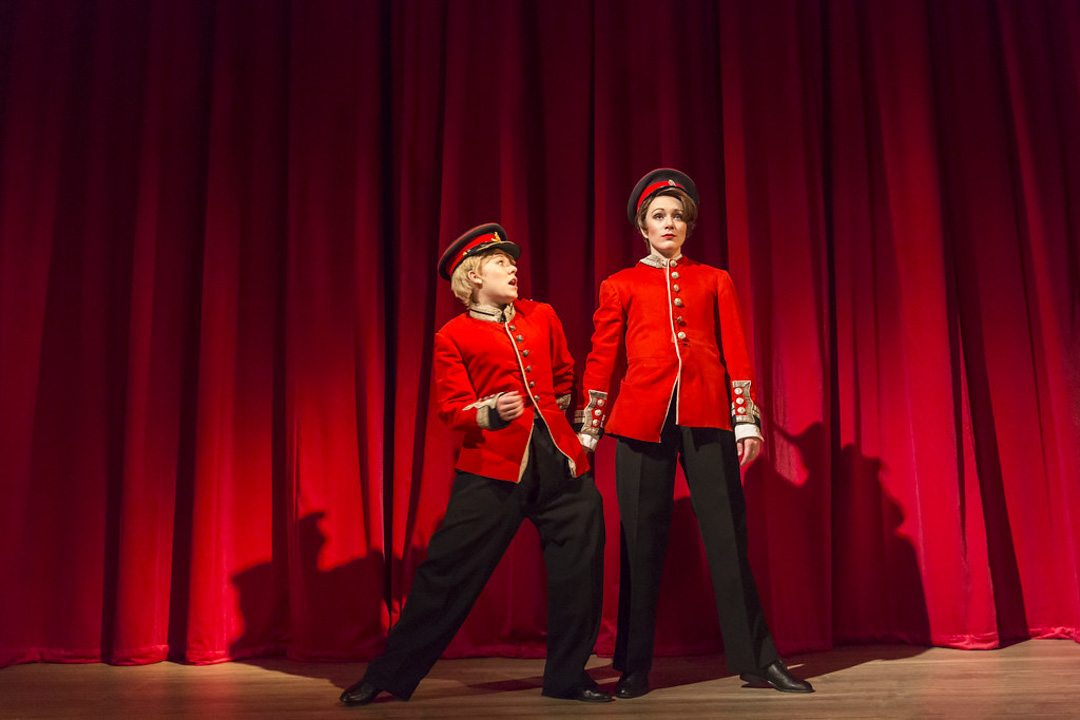 《轻舔丝绒》（Tipping the Velvet）剧照。