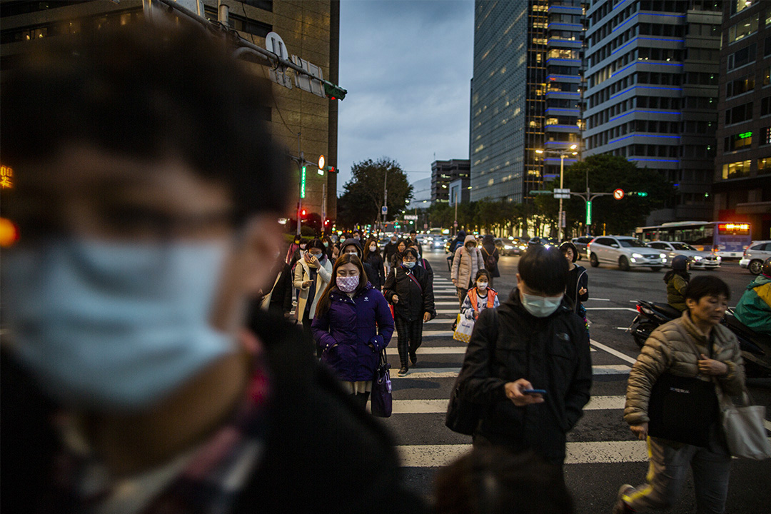 2020年3月6日台北,市民在放工時間下班。