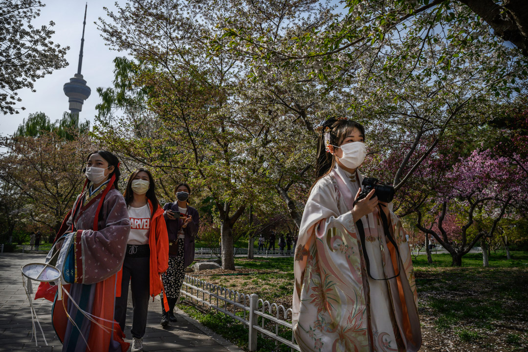 2020年4月5日,北京一個公園裡,穿著古裝的女子正在拍照。