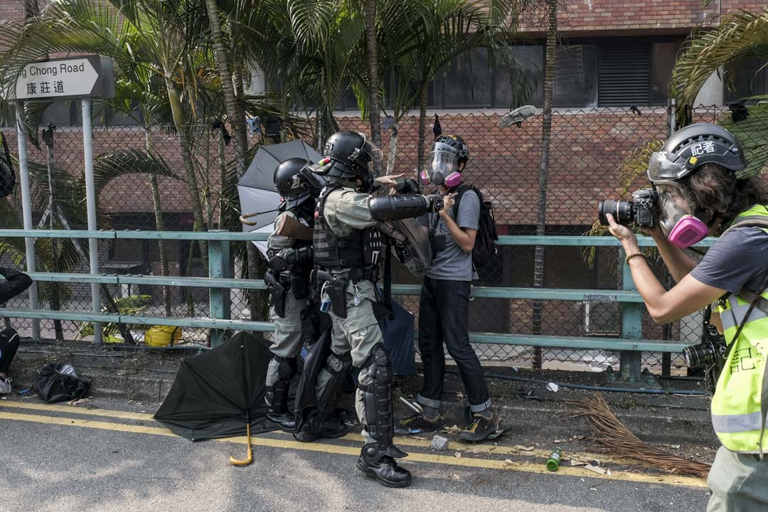 2019年11月18日,攝影記者鄭子峰在理工大學外的採訪現場被警察阻止拍攝。