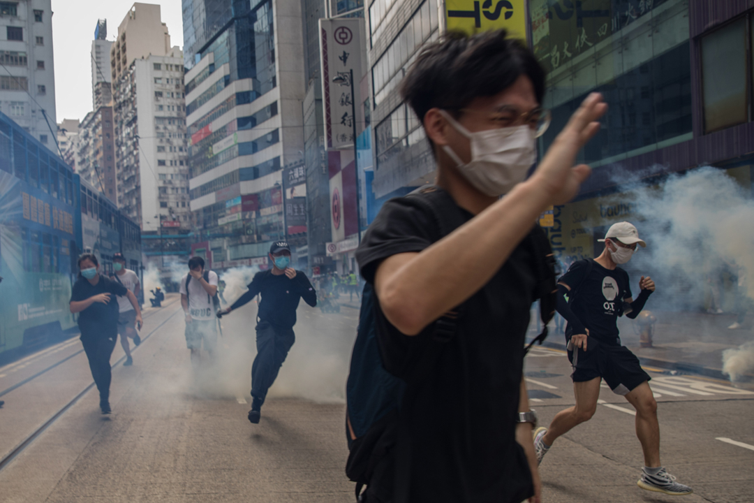 2020年5月24日,銅鑼灣,全國人大為香港制定《港區國安法》的草案,加上香港立法會就《國歌法條例草案》進行二讀辯論,網民遂發起遊行示威,警方釋放催淚彈,驅散聚集的市民。