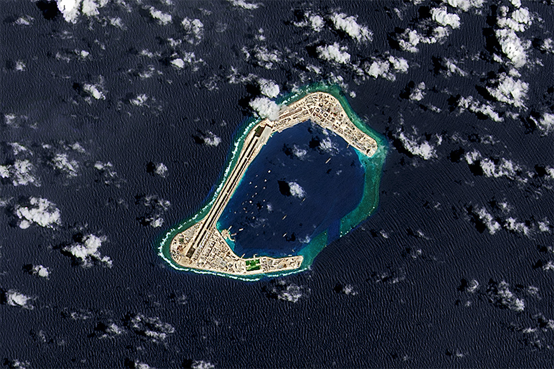 2016年9月4日南中國海蘇比礁,中國開發的一個人工島的衛星圖像。