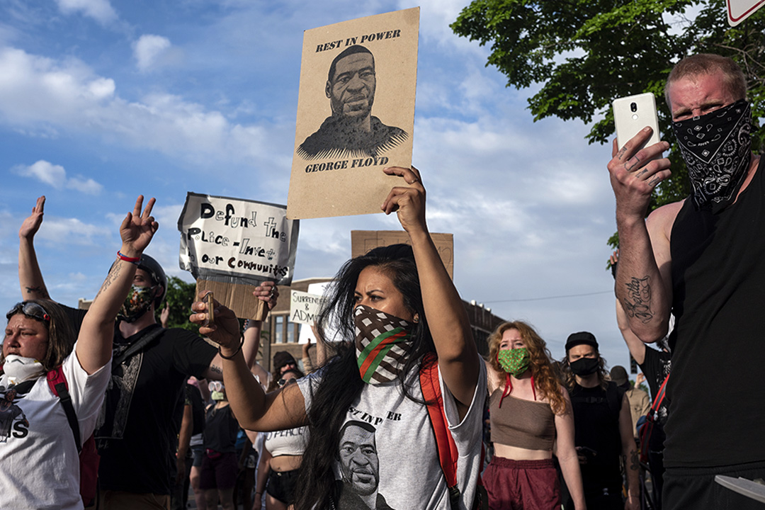 2020年5月27日美國明尼蘇達州阿波利斯市,示威者在第三警察區外抗議。