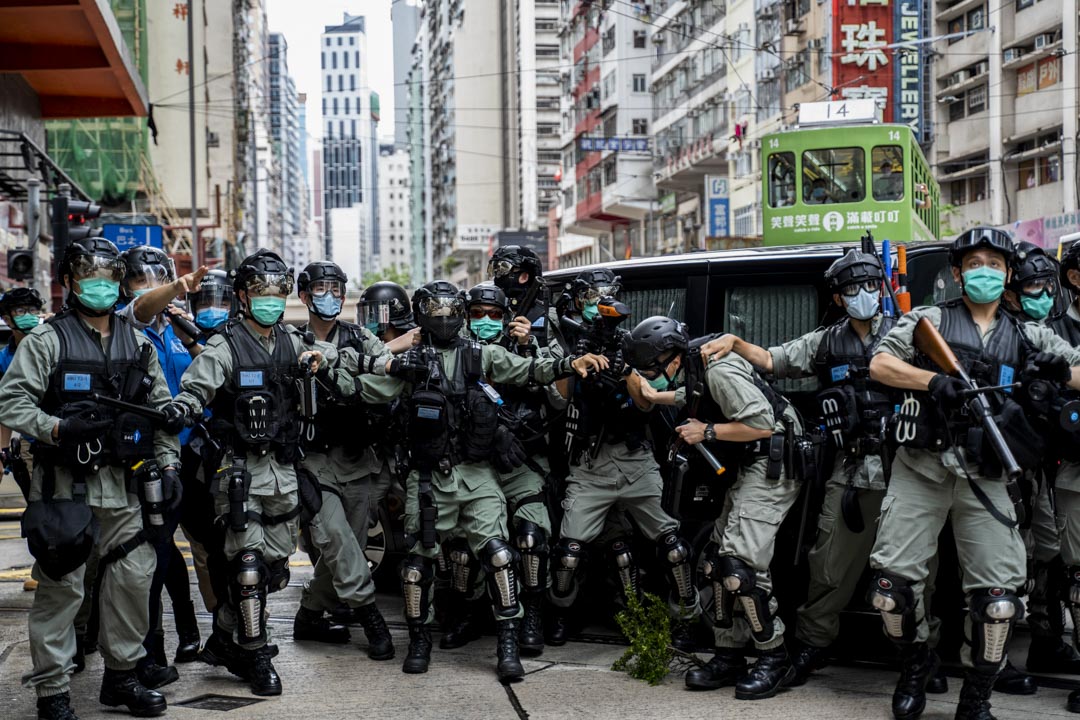 2020年5月24日,市民在香港島一帶發起反對國安法及國歌法遊行,防暴警察向示威者發射象膠子彈。