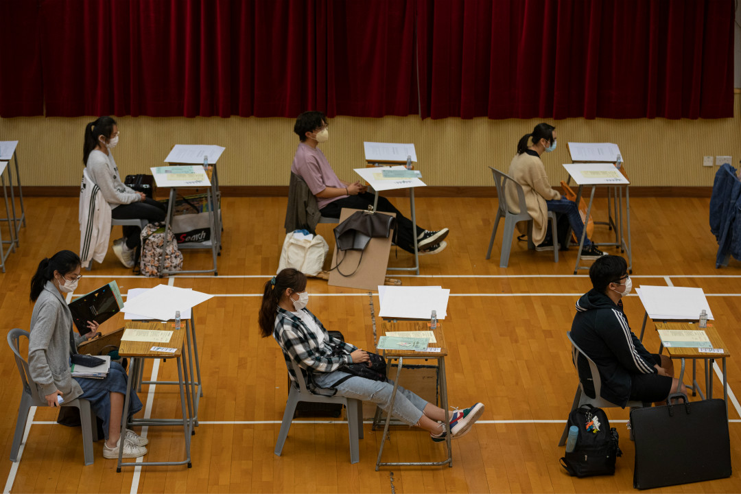 2020年4月24日,香港中學文憑考試(DES)考場,學生戴口罩、保持較大間距答題。