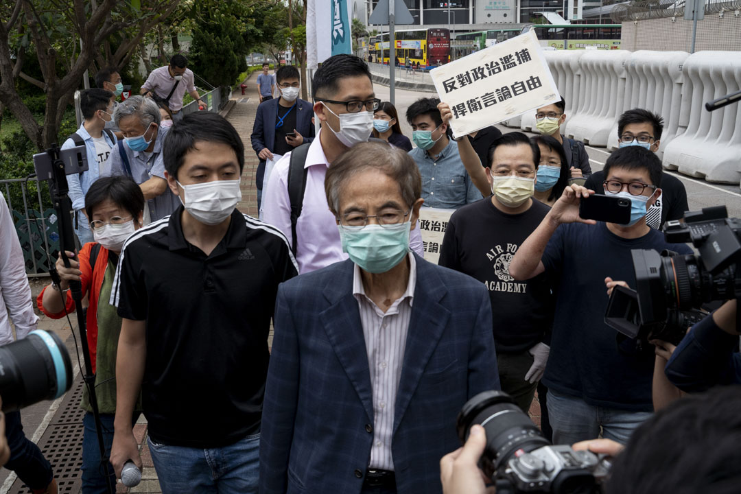 2020年4月18日,警方拘捕15名民主派人士,其中一名被捕人、民主黨創黨主席李柱銘於下午近5時,獲准以1000元保釋離開中區警署。