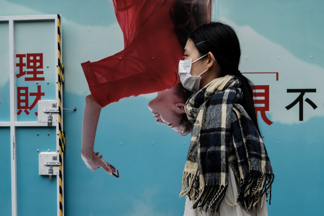 2020年3月18日,香港一名女子戴着口罩。
