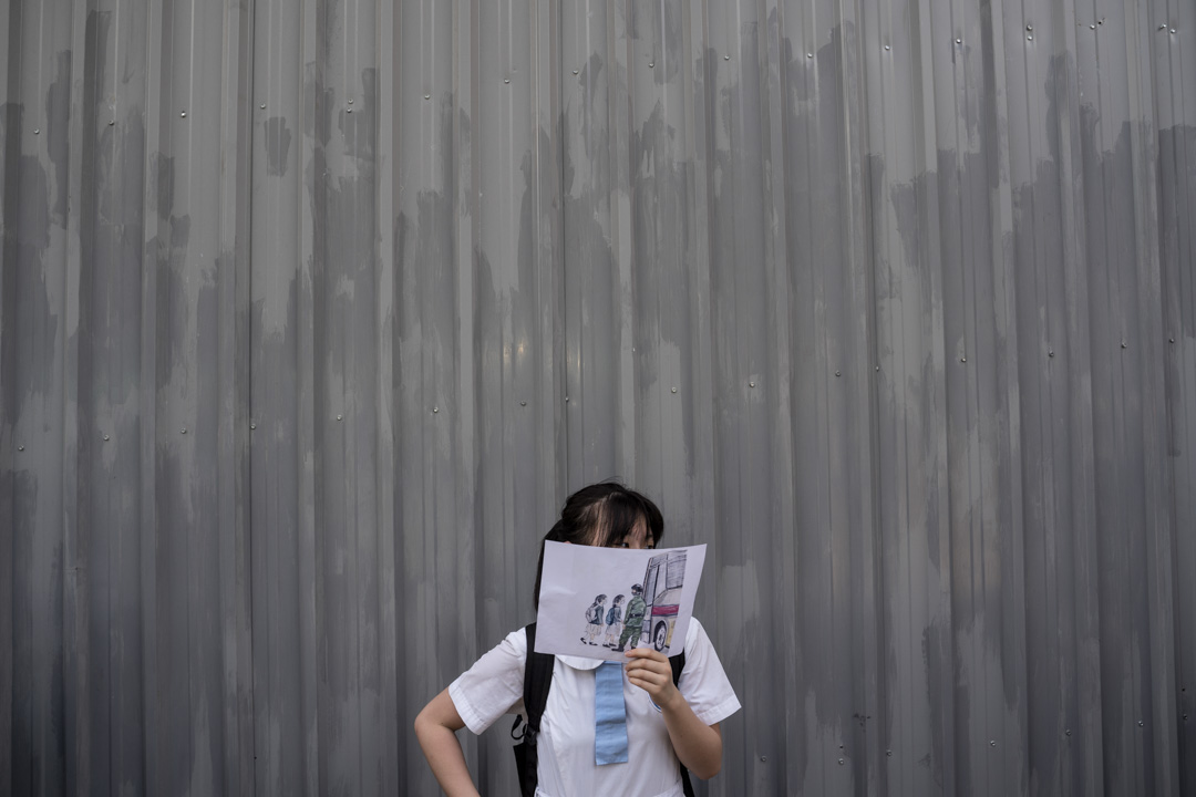 2020年6月12日,香岛中学有学生发起人链活动,声援一名不获校方续约的老师。数十名学生放学后在学校外组成人链,举起标语批评校方政治打压。