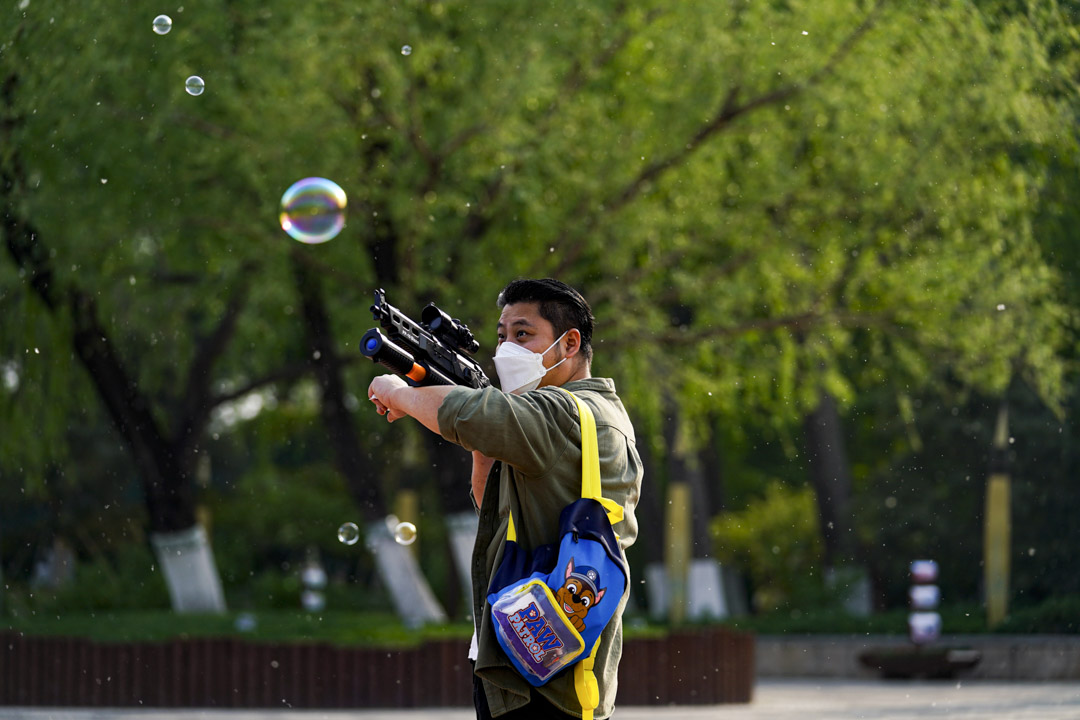 2020年4月29日,北京有人戴口罩是预防新冠状病毒。