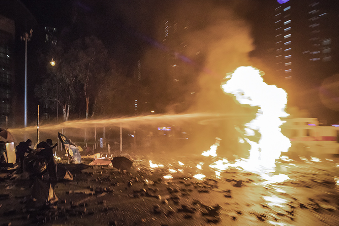 2019年11月18日香港理工大学,警方施放催泪弹及使用水砲车驱散示威者。