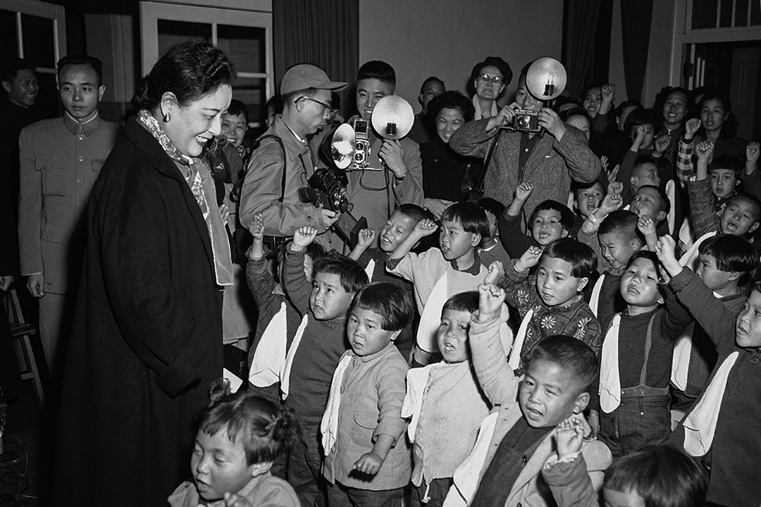 1955年1月29日，蔣介石夫人參觀一所孤兒院，這些孤兒由中國被轉移到台灣。