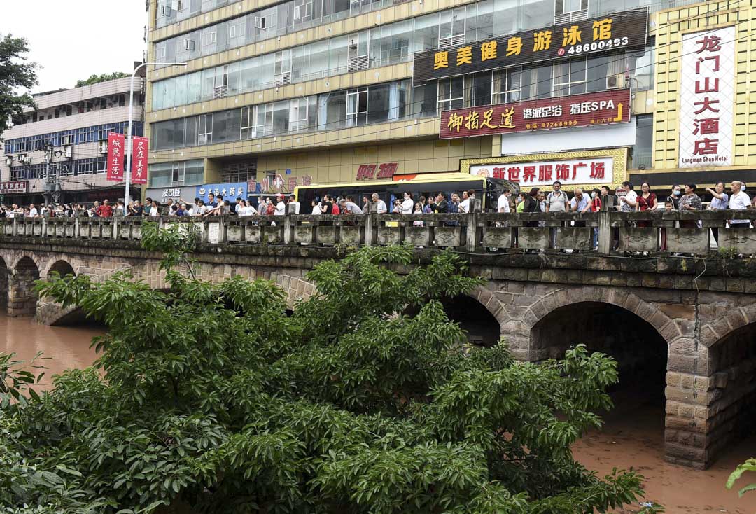 2020年6月22日,重慶暴雨後,人們觀看自1940年以來最高的水位。