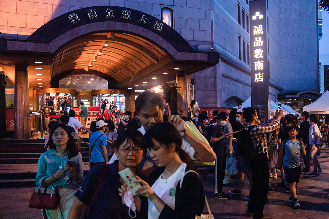 2020年5月30日敦南誠品,市民到將結業的誠品拍照留念。