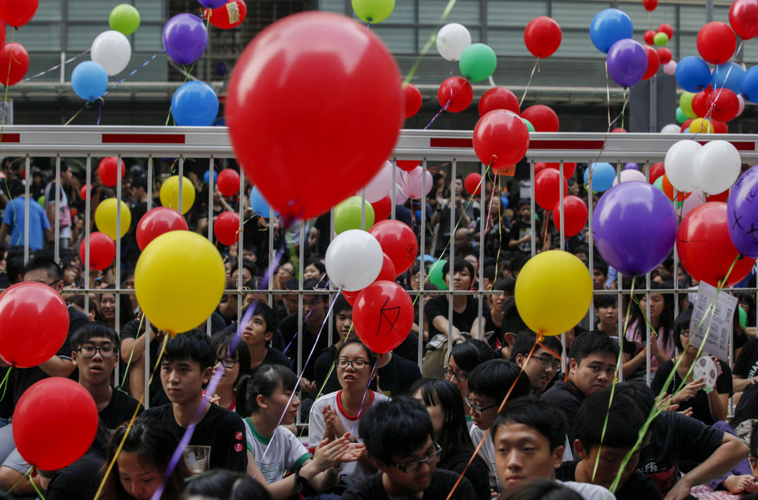 2012年9月8日,反對國民教育科的示威者在政府總部外高舉氣球。