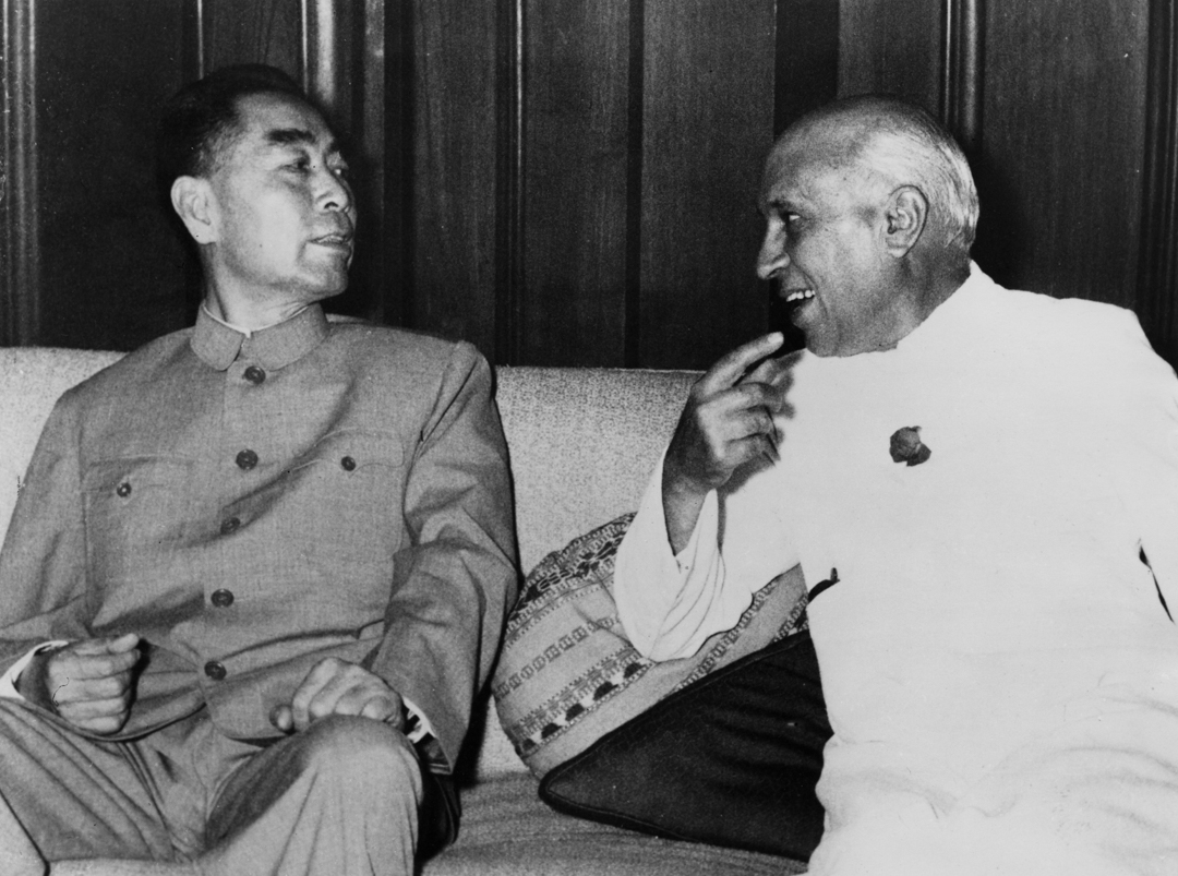1960年4月21日,中国时任总理周恩来与印度时任总理尼赫鲁于印度会谈。这是双方在1962年战争前的最后一次沟通尝试,最终失败。