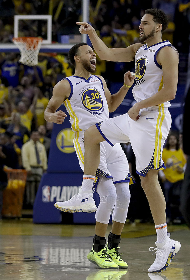 2019年5月8日,金州勇士隊的Stephen Curry和Klay Thompson在奧克蘭對陣侯斯頓火箭隊。