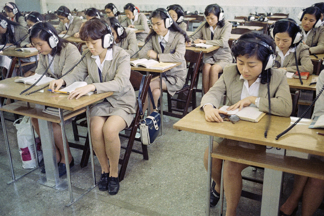 1972年4月台北，一所女子商業學院的學生在上課。