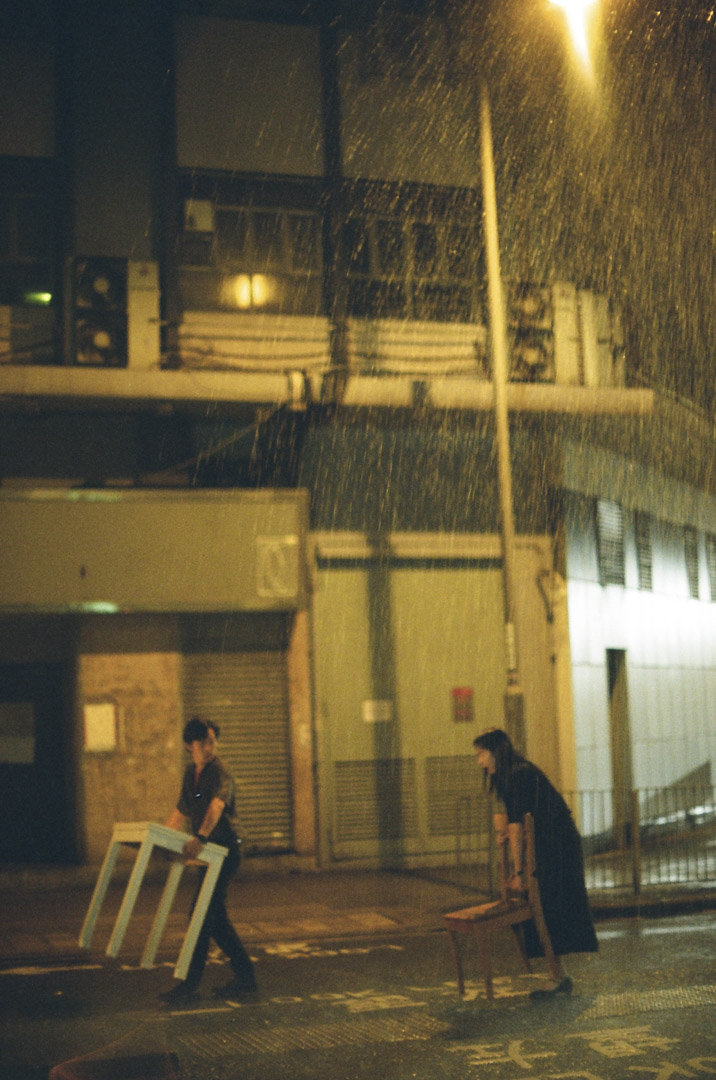 《避雨》劇照。