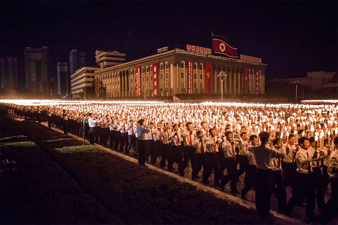 2015年10月10日北韓,志願者參加了平壤舉行的火炬表演紀念勞動黨成立70週年。