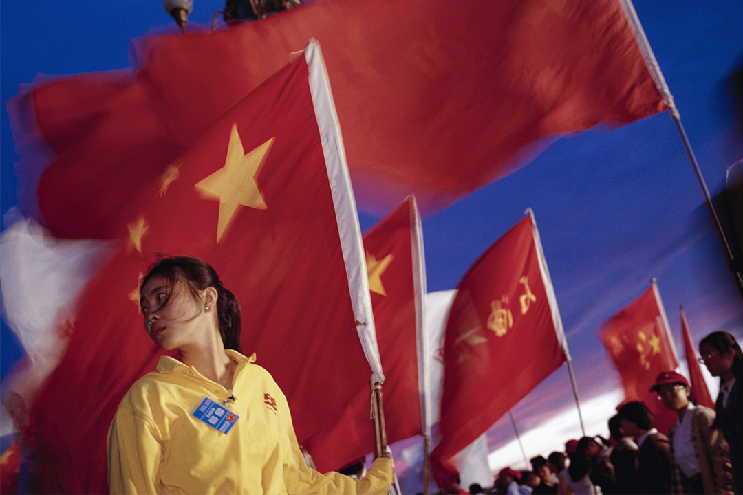 1999年10月1日,中華人民共和國建國50週年慶典上,觀眾和參與者在天安門廣場上閒逛。