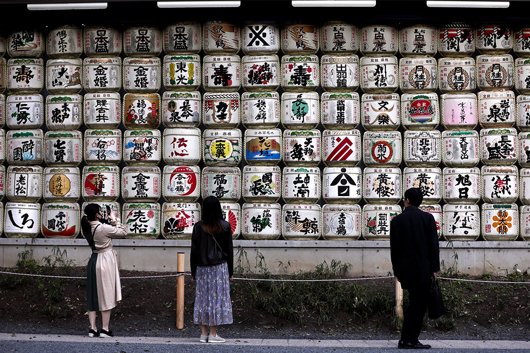 2020年4月7日东京,神社入口处排列一桶桶清酒。