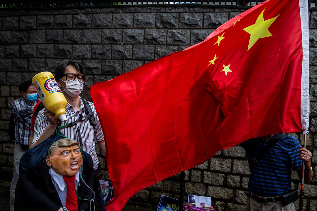 2020年5月30日,亲中团体到美国驻香港领事馆外抗议美国干预中国内政,手持美国总统特朗普的肖像。