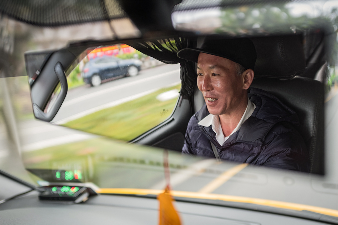 計程車司機山野人經常駕車尋花。