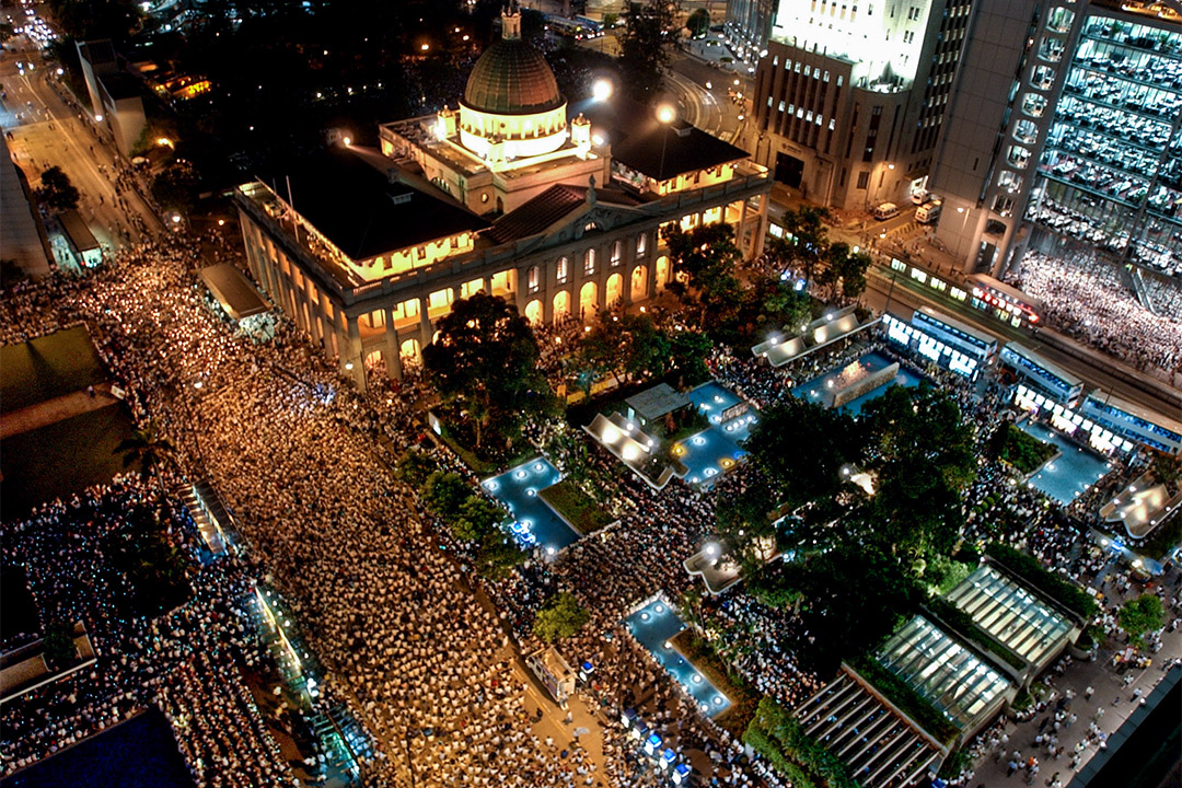 2003年7月9日,示威者聚集在香港立法会外面,抗议廿三条立法。